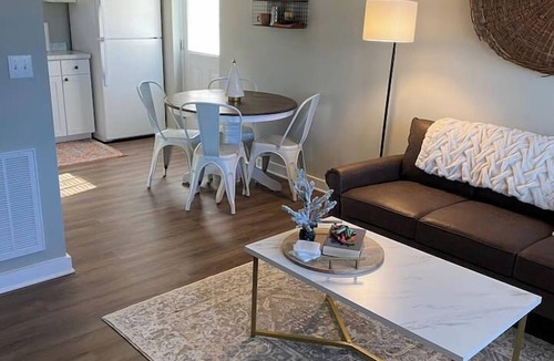 Laurens Apartment | Retreat | High-Speed WiFi | Prime Location