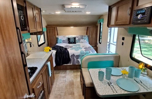 North Charleston House | Retro themed camper 15 minutes from downtown, 25 minutes from beaches.