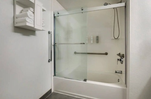 Polk Village Hotel | Room Perfect for Couples | 1.5 Miles from Kazoo Museum + Restaurants | Pets OK