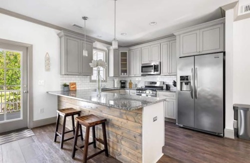 Charleston Apartment | Roomy & Walkable to some of CHS Best Music & Food!