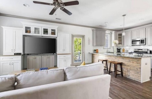 Charleston Apartment | Roomy & Walkable to some of CHS Best Music & Food!