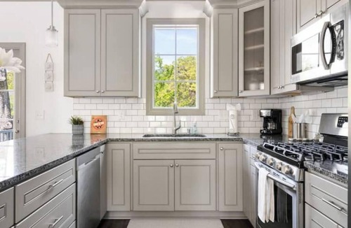 Charleston Apartment | Roomy & Walkable to some of CHS Best Music & Food!