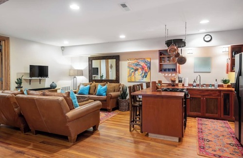 Cannonborough Elliotborough House | Rustic Charleston Single with Rooftop Deck
