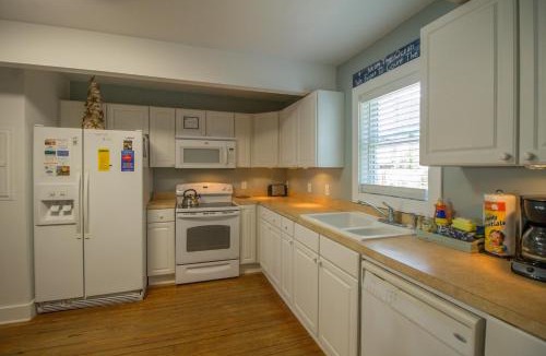 Sunset Point Villa | Salty Shack Unit B - Salty Shack - Dog Friendly Home - Across from the Beach - Central Location!