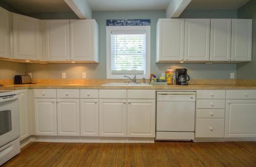Sunset Point Villa | Salty Shack Unit B - Salty Shack - Dog Friendly Home - Across from the Beach - Central Location!
