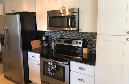Mount Pleasant House | Sarah's Coastal Cottage-Near Shem Creek, Sullivan's Island, and Charleston!