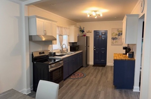 Rockingham House | Sarah's House Rare-Gem! Charming 3-bedroom house in Central Rockingham with AC