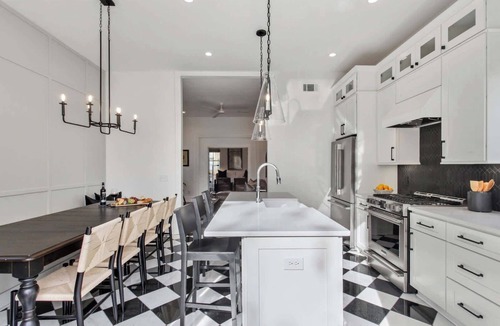 Savannah Victorian District House | Savannah 5BR Retreat | Hot Tub | Near Forsyth