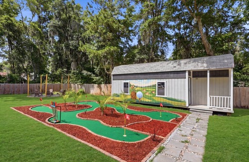 Savannah House | Savannah Luxury: Pool, Pickleball, Golf Simulator, Mini Golf, Karaoke and Game Room