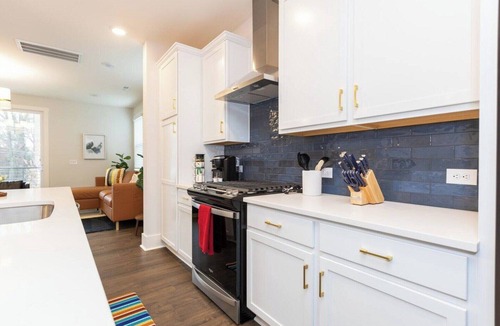 Charlotte Villa | Scenic Nature Retreat in Charlotte 1367