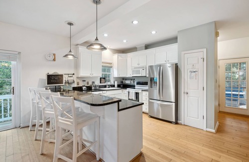 Sunset Point House | Screen Porch, Gas Grill, 2.5 Blocks to Downtown, Loft/Game Room - Beauty and the Beach!