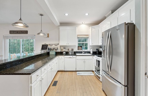 Sunset Point House | Screen Porch, Gas Grill, 2.5 Blocks to Downtown, Loft/Game Room - Beauty and the Beach!