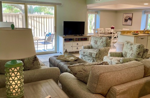 South Beach Villa | Sea Pines- South Beach! 1st Flr with a 4-minute walk to beach & Pickle Ball