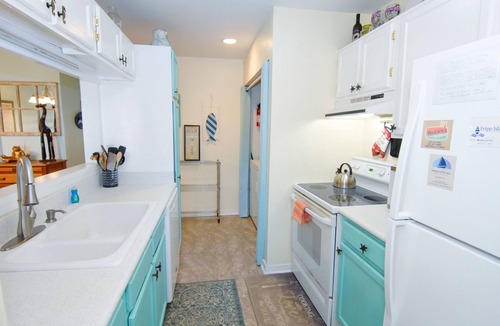 Saint Helena Island Villa | Sea Zen Pet Friendly, Great Central Location, Walk to Beach - 219 Tennis Villa