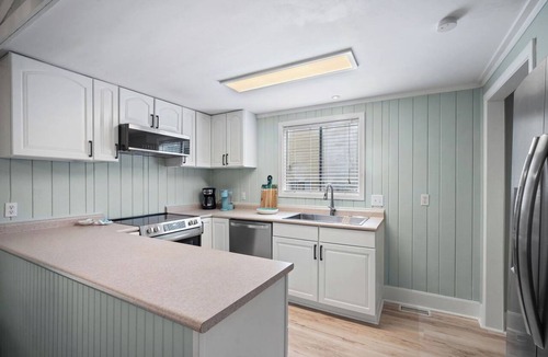 Blue Heron Lake House | Serene Island Getaway, Golf Cart Included, Pet Friendly - 101 Sea Otter