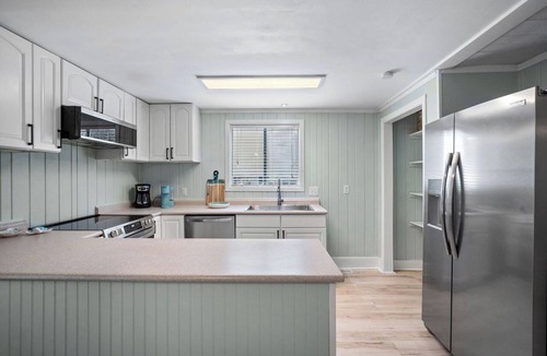 Blue Heron Lake House | Serene Island Getaway, Golf Cart Included, Pet Friendly - 101 Sea Otter