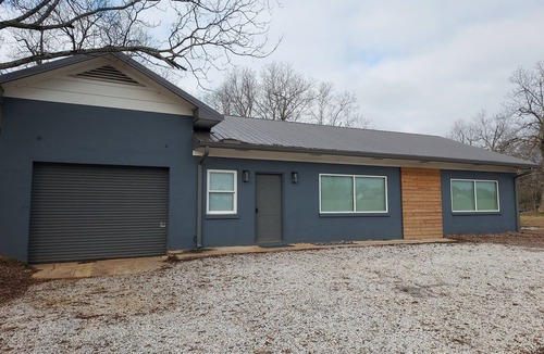 Abbeville House | Serene Modern Space on a Pecan Grove near Historic Downtown Abbeville