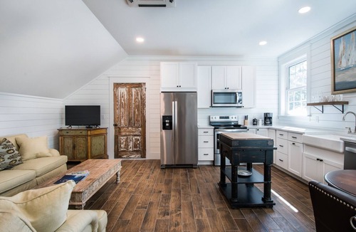 Old Village Apartment | Shem Creek Luxury Studio - Minutes to Charleston and Beaches