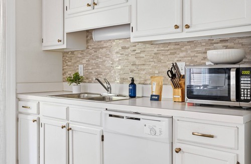 South of Broad Apartment | Short & Sweet- CHS Townhouse