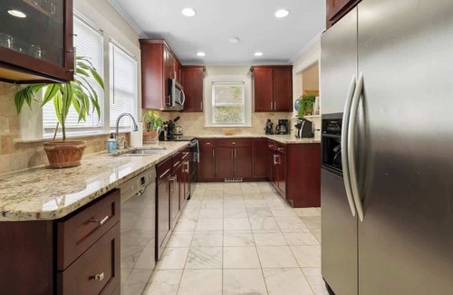 Commonwealth Park House | Sleeps 10 - Plaza Midwood - Walk to Restaurants