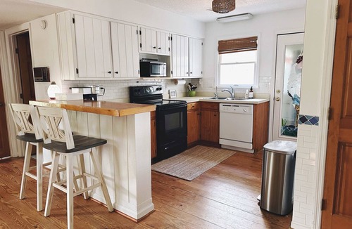 Ocean Ridge Cabin | Snowbird-friendly island cottage with fairway views, lanai, & AC - dogs welcome