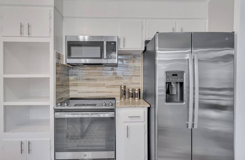 Midtown House | Spacious 4-Bedroom/3 Bath Furnished Mid-Term Charming Home in Mid-Town Savannah