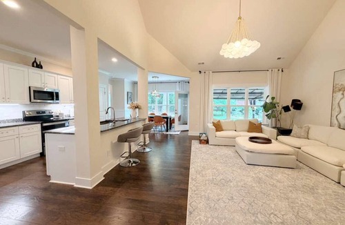 Indian Trail House | Spacious 5BR Home/Fenced Backyard/Fire pit/Fast Wi-Fi