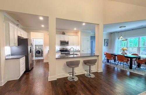 Indian Trail House | Spacious 5BR Home/Fenced Backyard/Fire pit/Fast Wi-Fi