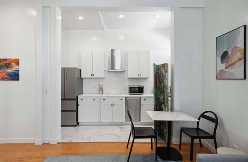 Cannonborough Elliotborough House | Spacious Apartment With Vibrant Style and Heated Pool