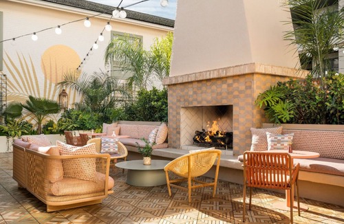 Harleston Village Apartment | Spacious Charleston Studio | King Bed + Lounge