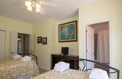Saint Helena Island Cottage | Spacious Cottage w/ WiFi & Screened-In Porch - Near Marina & Boathouse