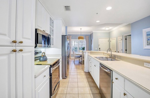 North Forest Beach Condo | Spacious Hilton Head Island Condo - 1 block to Beach & 60+ shops/restaurants