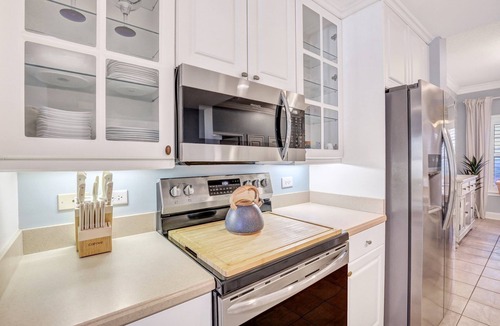 North Forest Beach Condo | Spacious Hilton Head Island Condo - 1 block to Beach & 60+ shops/restaurants