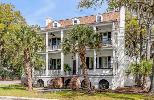 The Old Commons House | Spacious King Suite, Large Porches, Near Downtown!