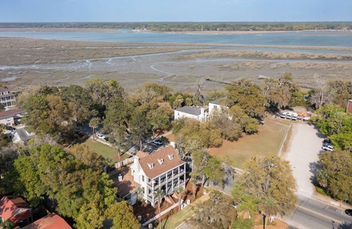 The Old Commons House | Spacious King Suite, Large Porches, Near Downtown!