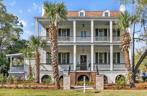 The Old Commons House | Spacious King Suite, Large Porches, Near Downtown!