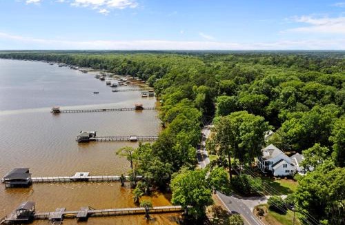 Lake Waccamaw House | Spacious Lakefront home with a private pier located on the tranquil Lake Waccamaw Lake Escape