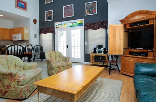 Saint Helena Island Cottage | Spacious Two-Story Golf Cottage w/ Grill & WiFi - Steps from Marina & Boathouse
