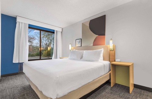 Executive Park Hotel | Spark by Hilton Charlotte Tyvola I-77