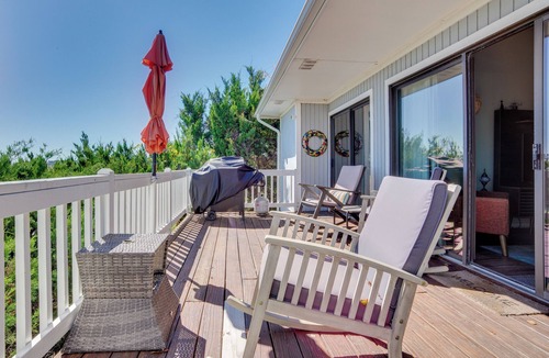 Oceanmarsh Subdivision Cottage | St Helena Island Retreat w/ Deck: Walk to Beach