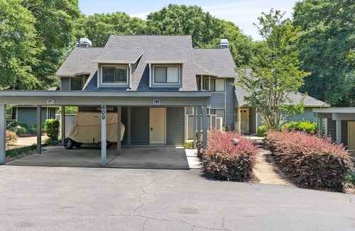 Arcadian Shores Villa | St James Pk 8C in Kingston, 1st floor, Pool, Beach
