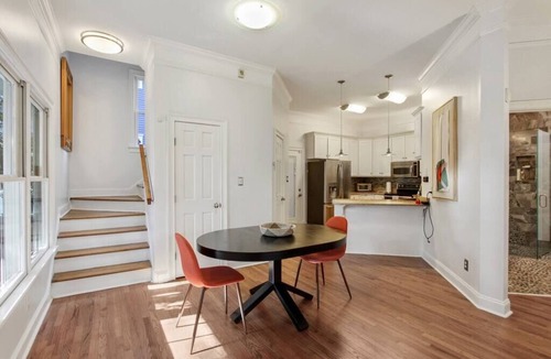 Metropolitan House | Starland Town House, Walk to the Park, 2 Parking Spaces