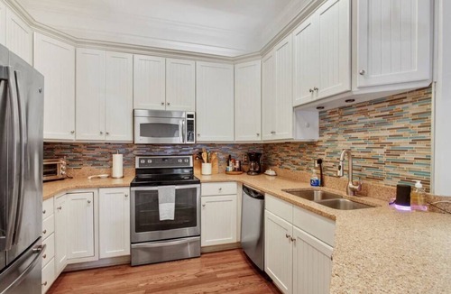 Metropolitan House | Starland Town House, Walk to the Park, 2 Parking Spaces