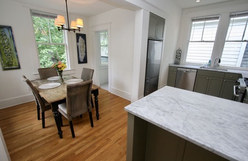 Cannonborough Elliotborough Apartment | Stay in Luxury. Eat, Shop w/Locals-King Street just 5 Blocks Away