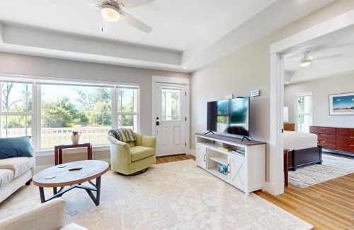 Pilot Mountain House | Steps to Vineyard! Dog-Friendly Pilot Mtn Retreat
