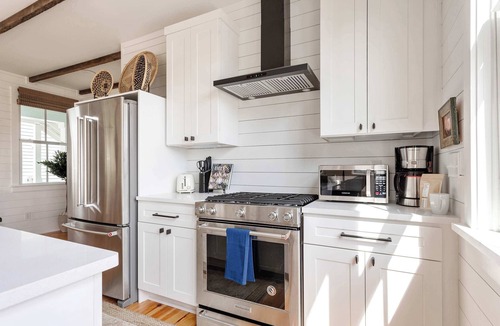 Downtown Charleston House | Stylish 5BR/5BA Downtown Retreat - Walk to King!