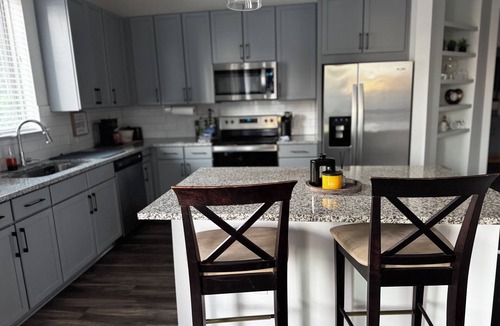 Summerville Apartment | Stylish Corner Retreat Near Shops Dining and Only 30 Minutes to Charleston