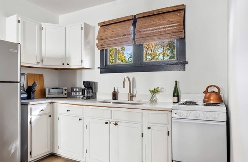 Cannonborough Elliotborough House | Stylish Monthly 1BR Downtown Rental