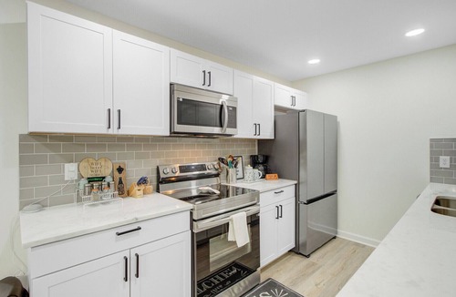 Summerville Historic District House | Summerville, Spacious Family & Work-Friendly House