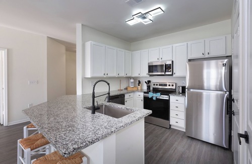Goose Creek Apartment | Sunny 2BR Resort Apt Over Pool 20 min to Downtown